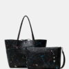 Mujer con bolso Desigual Sky Splatting Capri negro al hombro