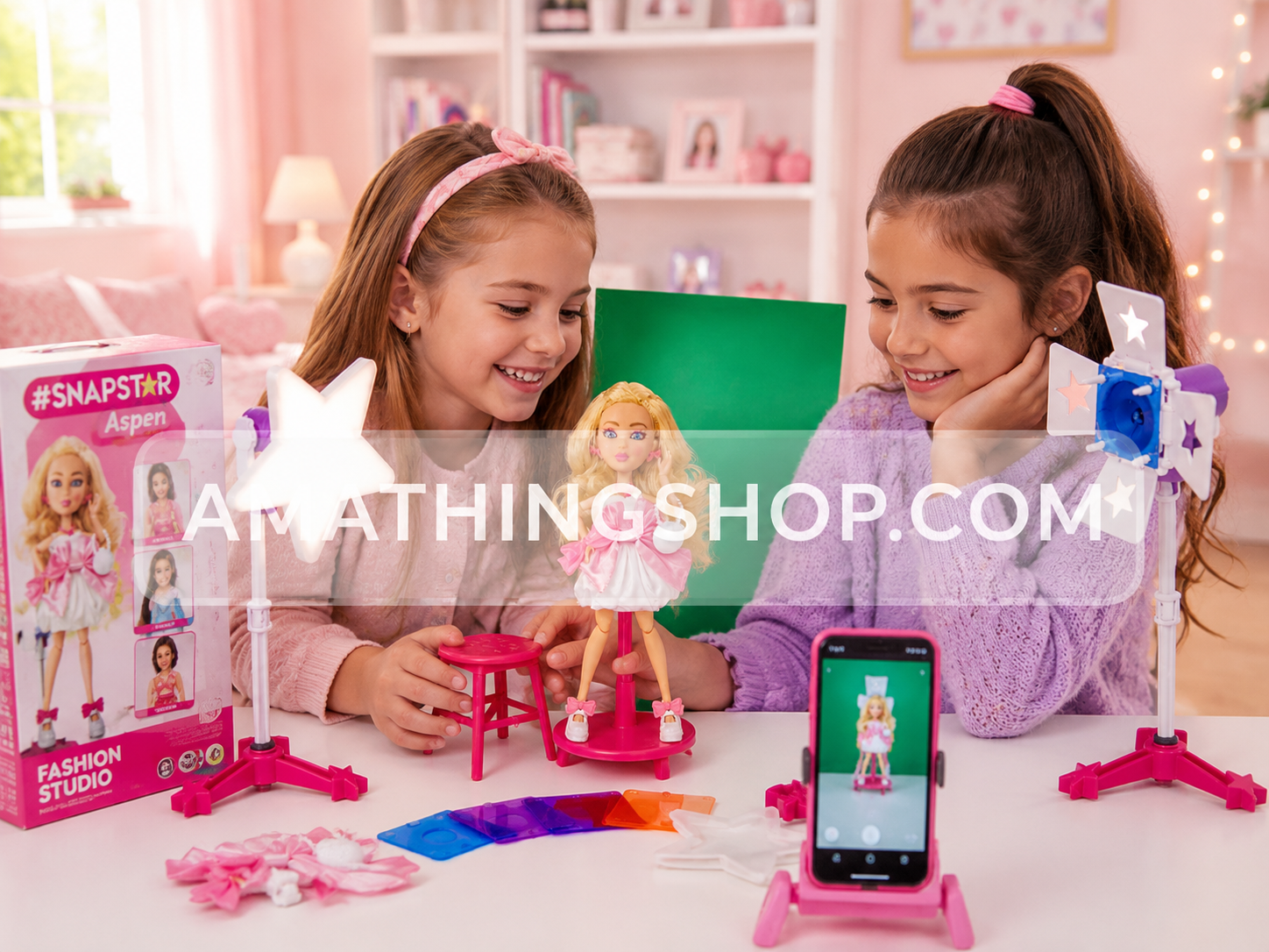 Dos niñas jugando con muñeca SnapStar Aspen Fashion Studio y accesorios fotográficos en habitación infantil rosa