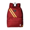 Mochila Vans Harry Potter de la casa Gryffindor en color rojo granate con las icónicas rayas amarillas, compartimento acolchado para portátil de 15,6 pulgadas y parche clásico frontal de tela.