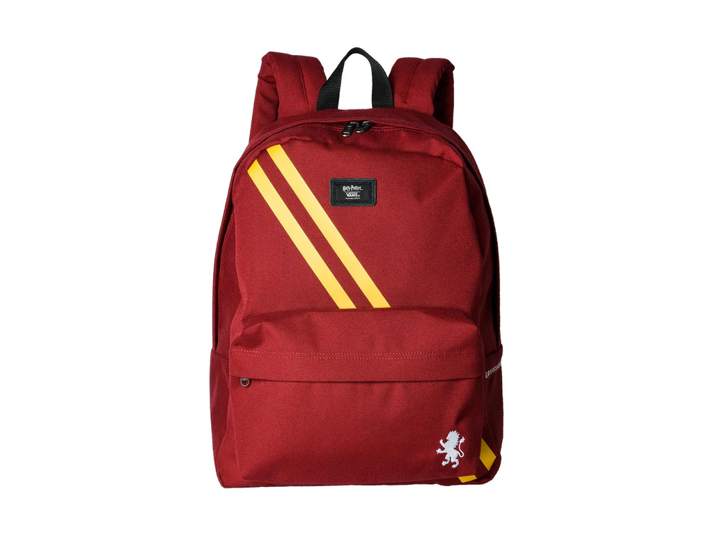 Mochila Vans Harry Potter de la casa Gryffindor en color rojo granate con las icónicas rayas amarillas, compartimento acolchado para portátil de 15,6 pulgadas y parche clásico frontal de tela.
