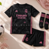 Conjunto Real Madrid Adidas negro y rosa presentado en composición lifestyle elegante estilo catálogo.
