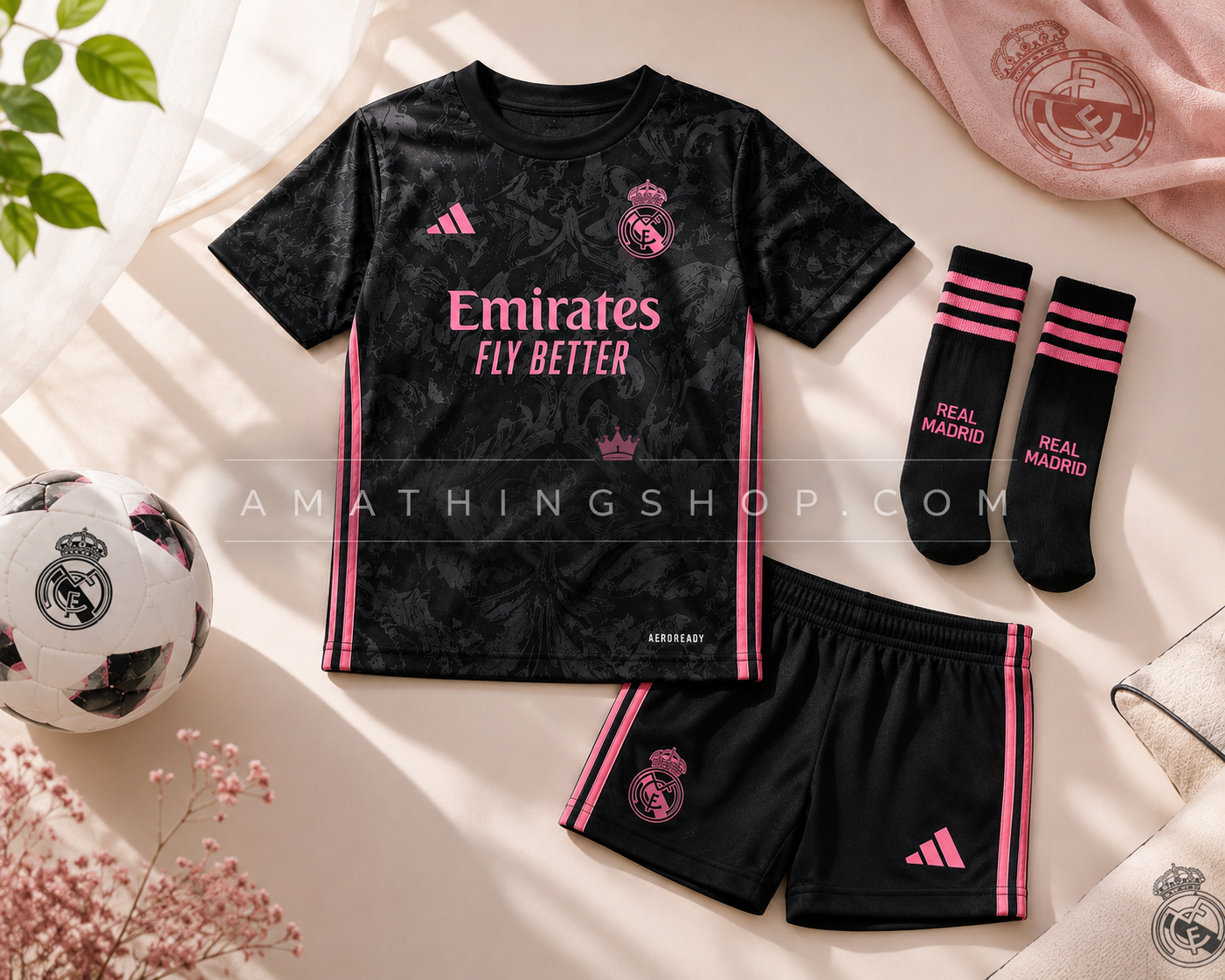 Conjunto Real Madrid Adidas negro y rosa presentado en composición lifestyle elegante estilo catálogo.