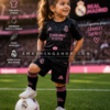 Niña de 4 años usando conjunto Real Madrid Adidas negro y rosa completo con camiseta, pantalón y medias.