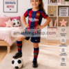 Niña pequeña con equipación completa azulgrana de fútbol en habitación infantil moderna. Imagen lifestyle deportiva optimizada para Google Imágenes, Pinterest y ecommerce infantil.