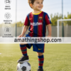Niño con equipación completa azulgrana de fútbol sobre campo deportivo. Imagen lifestyle infantil deportiva optimizada para Google Imágenes, Pinterest y tienda online de ropa fútbol niño.