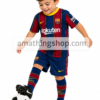 Niño pequeño con equipación completa azulgrana de fútbol sobre fondo blanco en estudio. Imagen lifestyle infantil deportiva optimizada para Google Imágenes, Pinterest y ecommerce deportivo infantil.