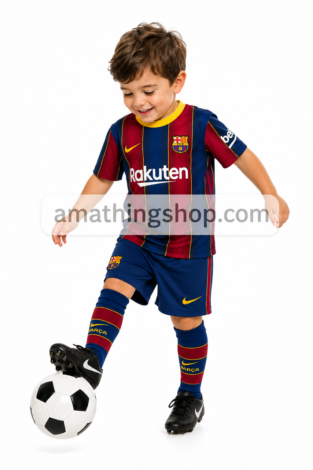 Niño pequeño con equipación completa azulgrana de fútbol sobre fondo blanco en estudio. Imagen lifestyle infantil deportiva optimizada para Google Imágenes, Pinterest y ecommerce deportivo infantil.