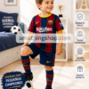 Niño pequeño con equipación completa azulgrana de fútbol en habitación infantil deportiva moderna. Imagen lifestyle optimizada para Google Imágenes, Pinterest y ecommerce infantil deportivo.