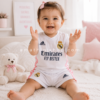Bebé niña con miniconjunto Real Madrid Adidas blanco rosa en habitación infantil pastel