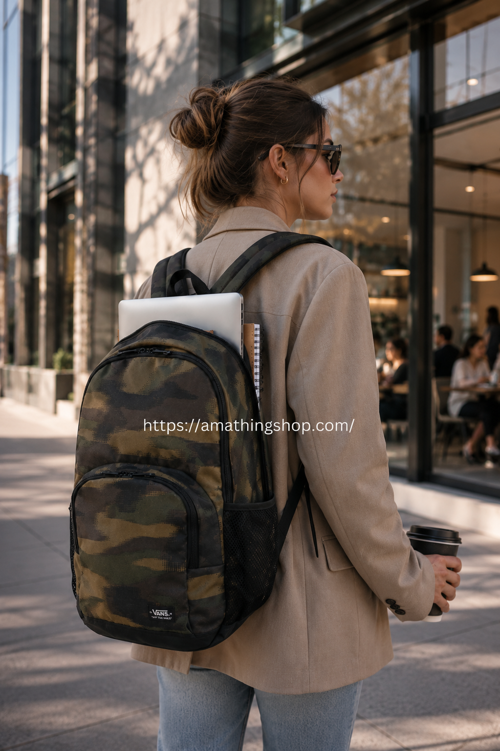 mochila-trabajo-portatil-hombre-mujer-vans-camuflaje-27l Profesional urbano utilizando mochila Vans camuflaje de 27 litros para transportar portátil, cuadernos y accesorios diarios camino al trabajo.