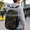 Mochila Vans camuflaje para universidad con portátil de 15 pulgadas Estudiante caminando por campus universitario con mochila Vans camuflaje de 27 litros para portátil de 15 pulgadas, libros y accesorios diarios.