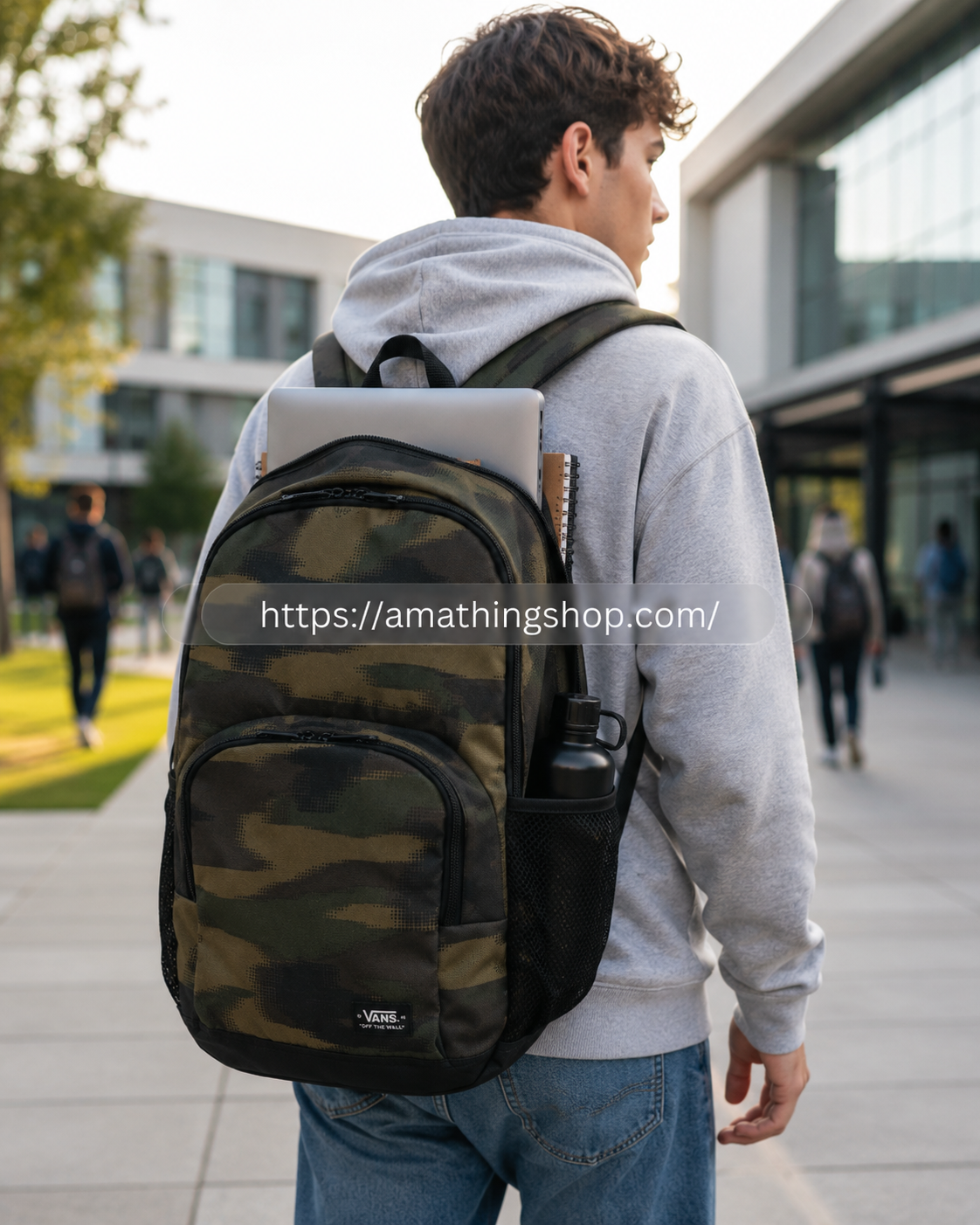 Mochila Vans camuflaje para universidad con portátil de 15 pulgadas Estudiante caminando por campus universitario con mochila Vans camuflaje de 27 litros para portátil de 15 pulgadas, libros y accesorios diarios.