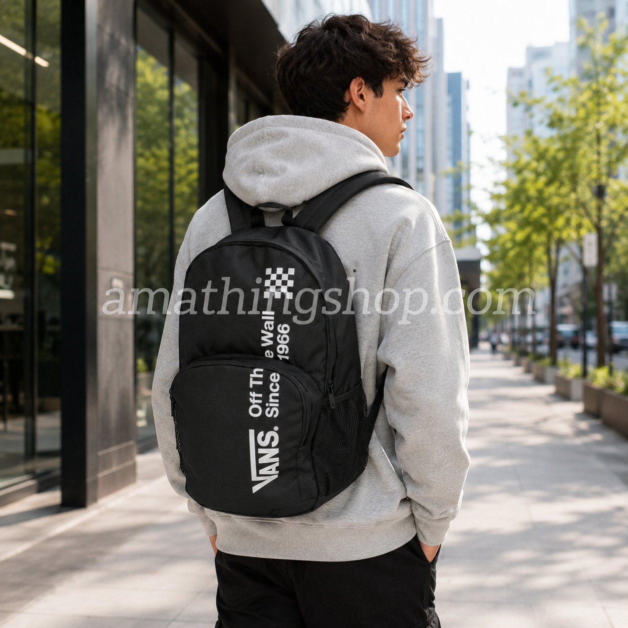 Mochila Vans Alumni Pack 3 B negra 27L puesta por un hombre joven en una calle urbana, ideal para universidad, trabajo, uso diario, estilo streetwear, skate y llevar portátil o accesorios.