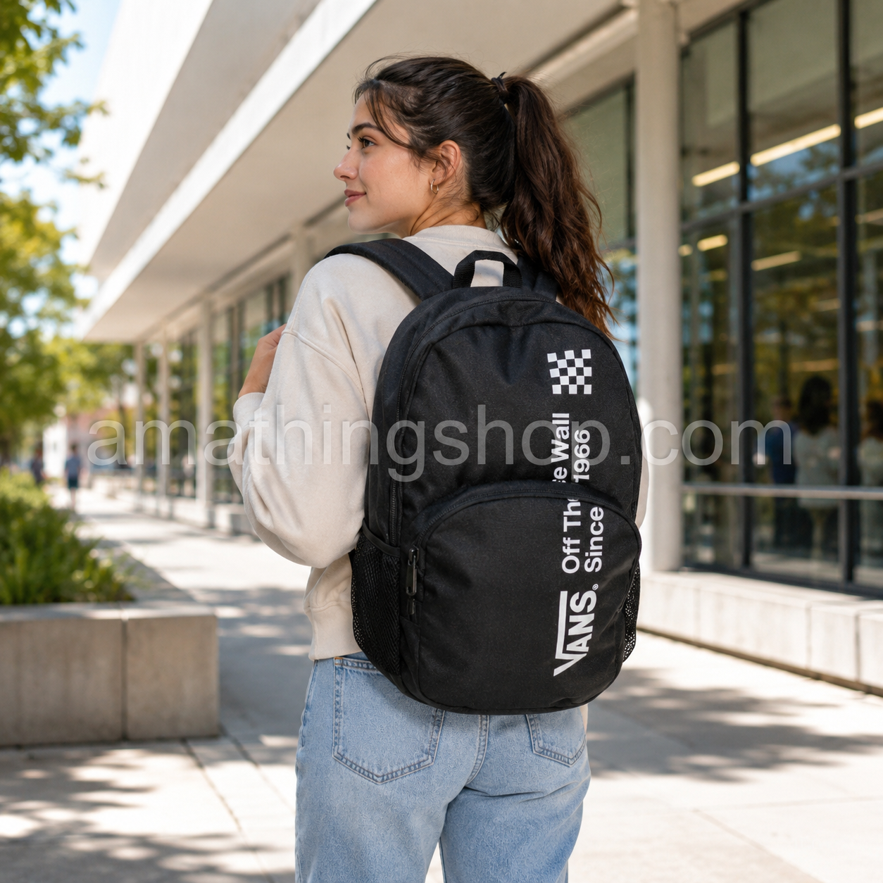 Mochila Vans Alumni Pack 3 B negra 27L puesta por una mujer joven en entorno universitario urbano, ideal para universidad, instituto, trabajo, uso diario, portátil y estilo streetwear.