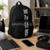 Mochila Vans Alumni Pack 3 B negra 27L sobre escritorio con portátil, libreta, auriculares, botella, móvil y sudadera, ideal para universidad, trabajo, gimnasio, viajes cortos y uso diario.