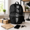 Mochila Vans Alumni Pack 3 B negra 27L sobre mesa con caja de regalo, libreta, auriculares, móvil y llaves, ideal como regalo práctico para estudiantes, trabajo, universidad y uso diario.