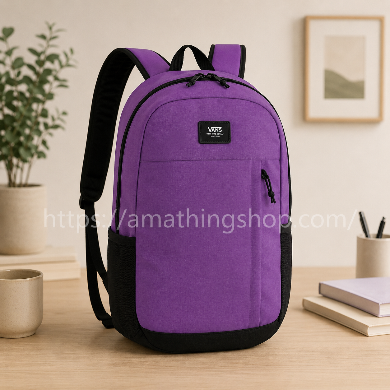 Mochila Vans Morada para Portátil y Universidad Premium Mochila Vans morada premium con compartimento para portátil en escritorio moderno