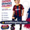 Niño pequeño con equipación azulgrana completa de fútbol sobre fondo blanco estilo lifestyle deportivo. Imagen optimizada para Google Imágenes, Pinterest y tienda online infantil deportiva.