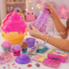 textura real slime so slime diy slimelicious en manos de niña estirando slime con decoraciones juguete creativo