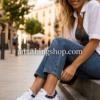 Mujer llevando zapatillas Desigual Retro Court Atlantis blancas modelo 18SUKO01 en un look urbano casual con deportivas blancas cómodas para caminar