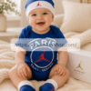 Bebé usando conjunto Nike Air Jordan PSG azul con body gorro y patucos en ambiente premium luminoso