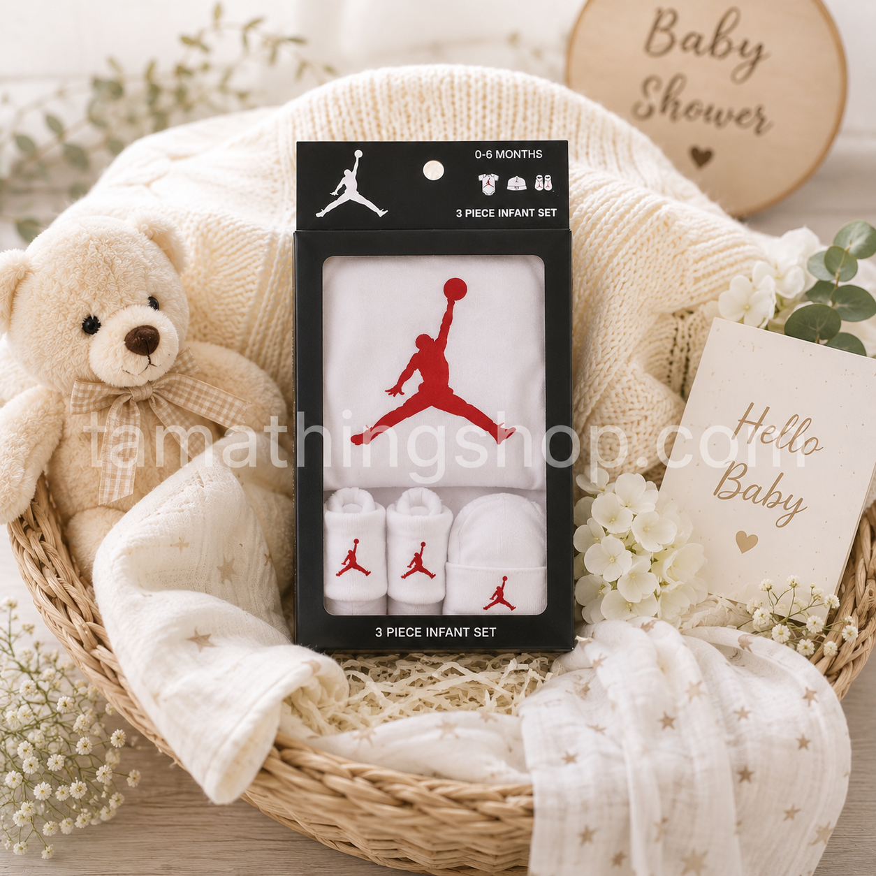 Canastilla de baby shower con el conjunto original Nike Air Jordan para bebé de 0 a 6 meses en su caja regalo con body, gorro y patucos blancos con logotipo Jumpman rojo