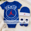 Conjunto Nike Air Jordan PSG bebé azul con body gorro y patucos presentado como regalo premium