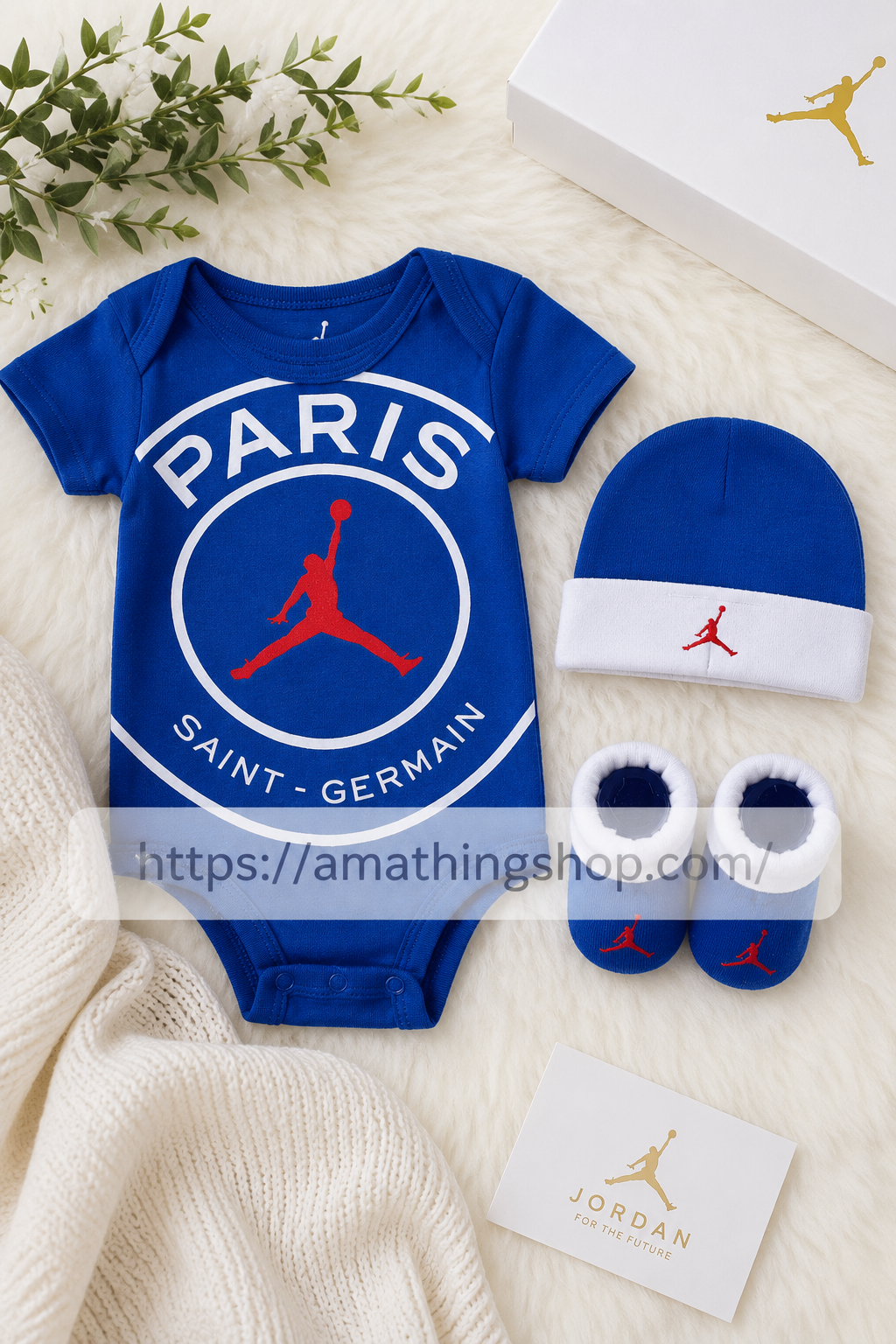 Conjunto Nike Air Jordan PSG bebé azul con body gorro y patucos presentado como regalo premium
