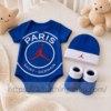 Conjunto Nike Air Jordan PSG bebé azul colocado sobre cuna infantil con estilo premium minimalista