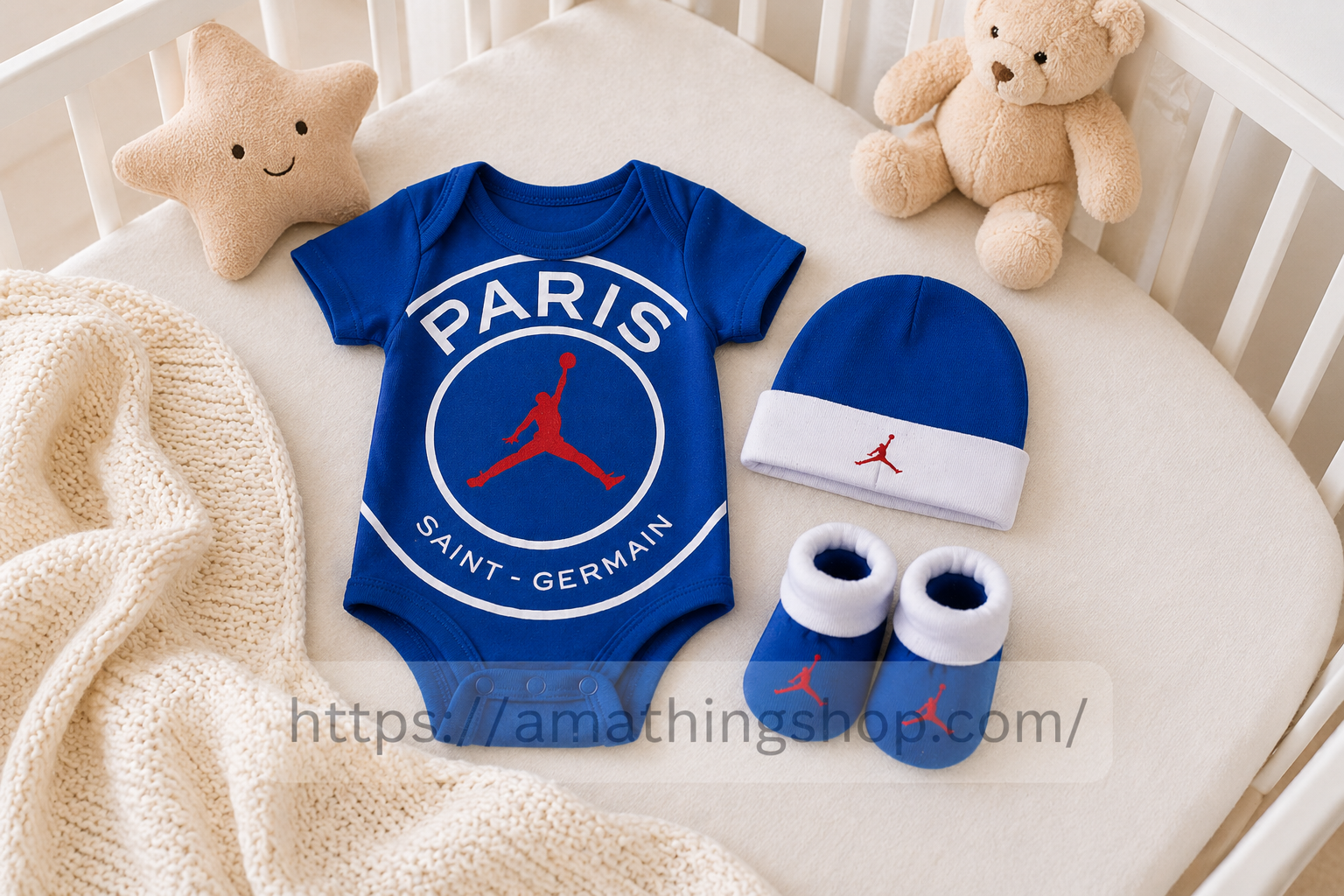 Conjunto Nike Air Jordan PSG bebé azul colocado sobre cuna infantil con estilo premium minimalista