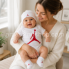 Madre abrazando a un bebé con conjunto Nike Air Jordan de tres piezas blanco y rojo compuesto por body, gorro y patucos modelo MJ0041-001