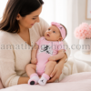 Mamá abrazando a su bebé recién nacida vestida con conjunto Jordan rosa de body, diadema y patucos en una habitación luminosa.