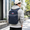 Mochila Levi’s Mini L Pack azul marino 13L puesta por un hombre en entorno urbano, ideal para universidad, trabajo, paseos diarios, gimnasio y escapadas ligeras.