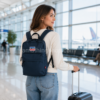 Mochila Levi’s Mini L Pack azul marino 13L puesta por una mujer en aeropuerto, ideal para viajes ligeros, escapadas cortas, equipaje de mano, universidad, trabajo y uso diario.
