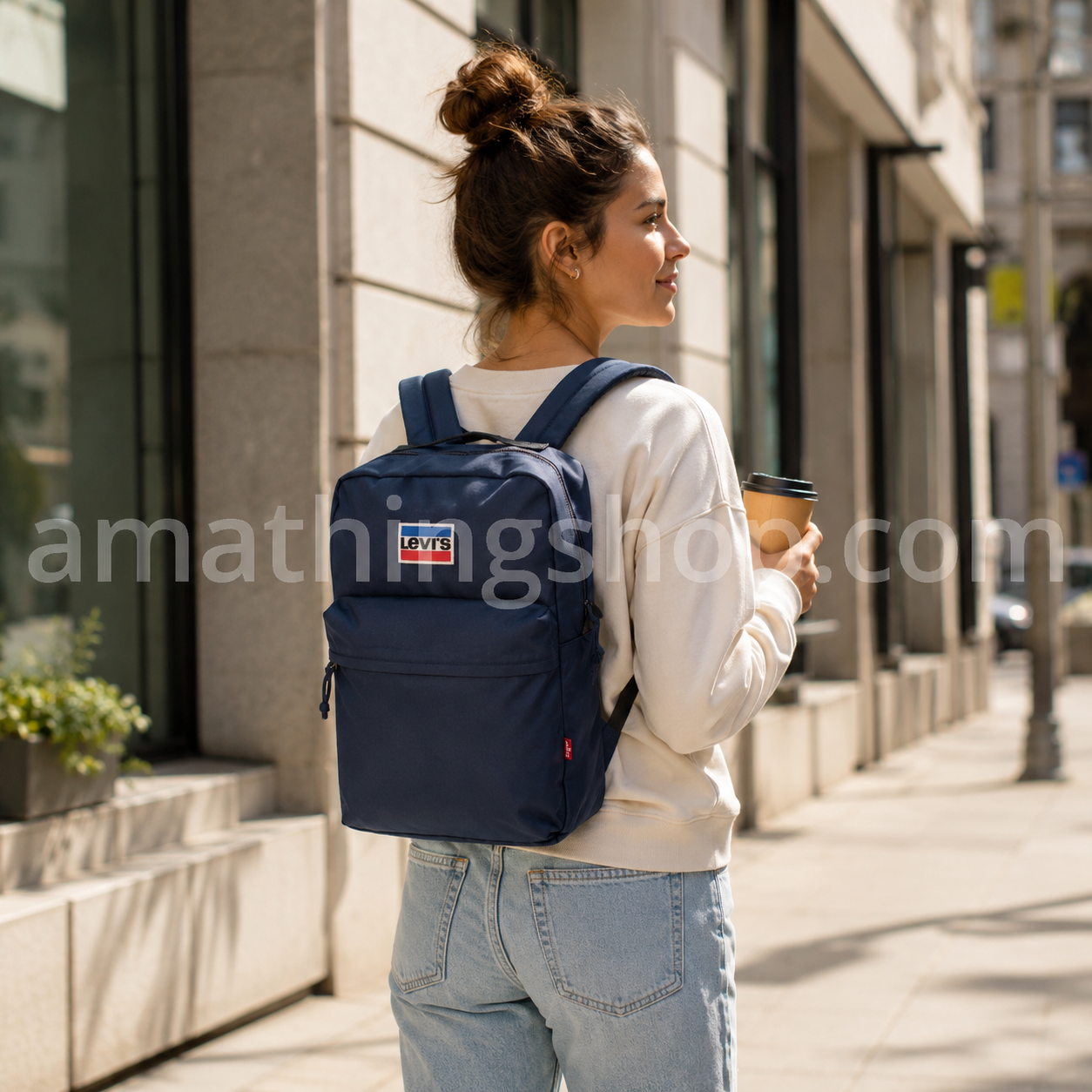 Mochila Levi’s Mini L Pack azul marino 13L puesta por una mujer en una calle urbana, ideal para uso diario, paseos, trabajo, universidad, escapadas ligeras y llevar lo esencial con comodidad.