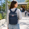 Mochila Levi’s Mini L Pack azul marino 13L puesta por una mujer joven en un campus universitario, ideal para clase, universidad, instituto, trabajo, paseos diarios y uso urbano.