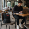 Mochila Levi’s Negra Hombre para Universidad Trabajo y Portátil Mochila Levi’s negra unisex usada por hombre con portátil en cafetería, ideal para universidad, trabajo y uso diario