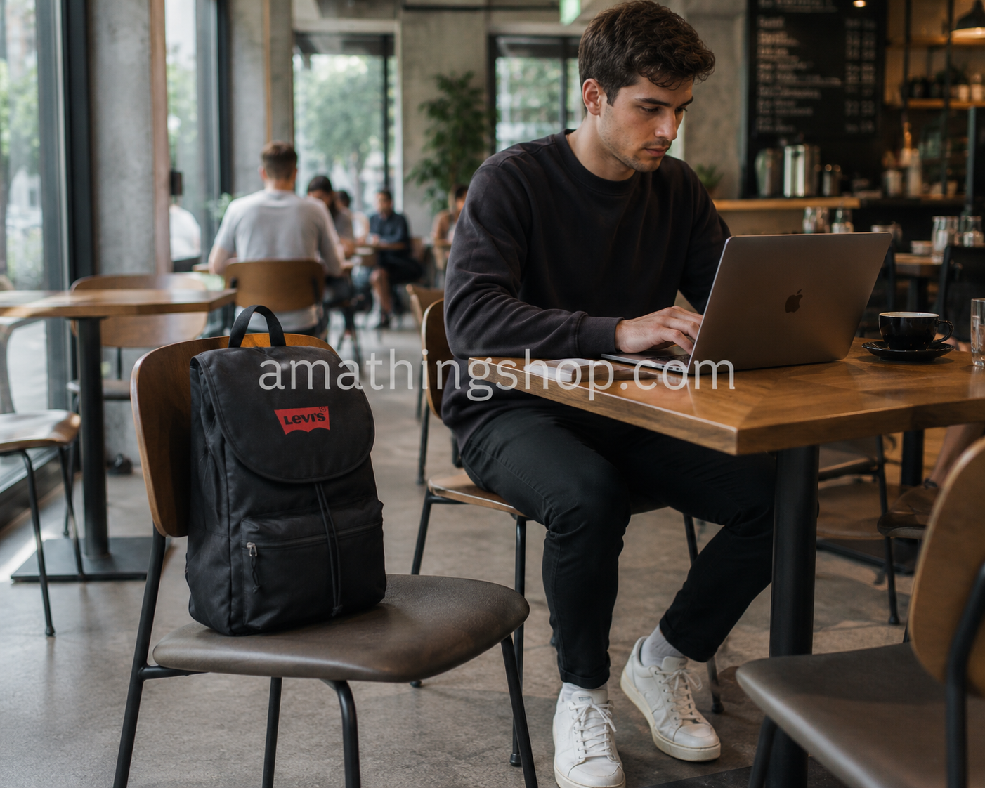 Mochila Levi’s Negra Hombre para Universidad Trabajo y Portátil Mochila Levi’s negra unisex usada por hombre con portátil en cafetería, ideal para universidad, trabajo y uso diario