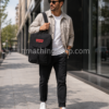 Mochila Levi’s negra para hombre – urbana, trabajo y viaje Hombre con mochila Levi’s negra unisex caminando por ciudad para trabajo, viaje y uso diario