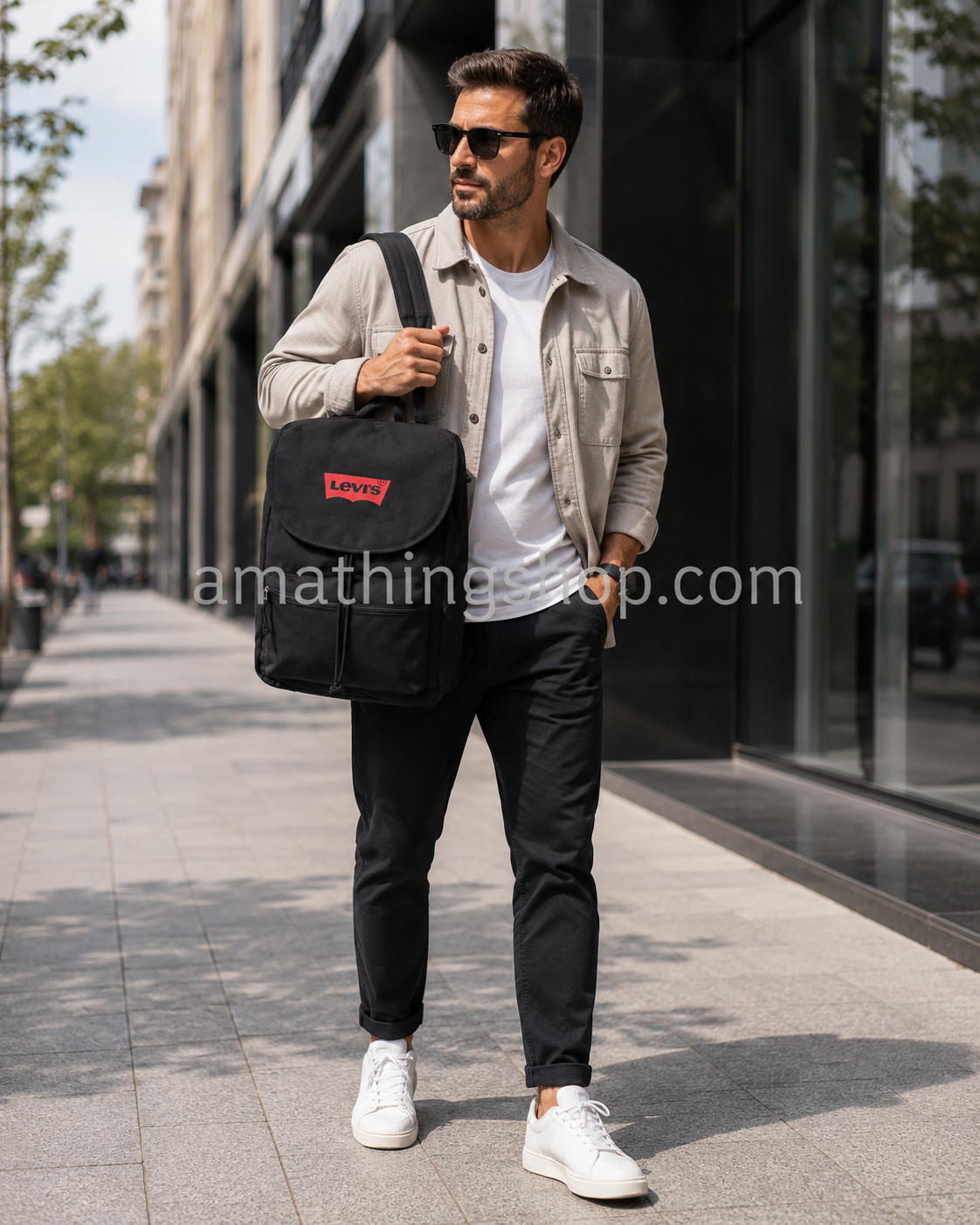 Mochila Levi’s negra para hombre – urbana, trabajo y viaje Hombre con mochila Levi’s negra unisex caminando por ciudad para trabajo, viaje y uso diario