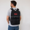 Mochila Levi’s negra unisex para hombre – trabajo, viaje y uso diario Hombre usando mochila Levi’s negra unisex para trabajo, universidad, viaje y uso diario