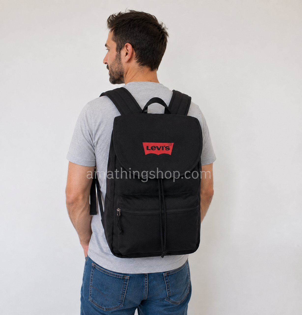 Mochila Levi’s negra unisex para hombre – trabajo, viaje y uso diario Hombre usando mochila Levi’s negra unisex para trabajo, universidad, viaje y uso diario
