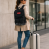 Mochila Levi’s negra para mujer – viaje, ciudad y uso diario Mujer viajando con mochila Levi’s negra unisex y maleta de cabina para viaje y uso diario