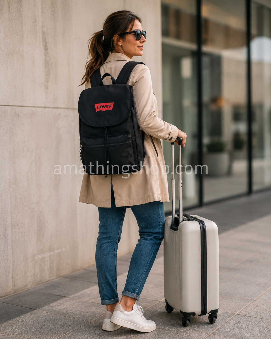 Mochila Levi’s negra para mujer – viaje, ciudad y uso diario Mujer viajando con mochila Levi’s negra unisex y maleta de cabina para viaje y uso diario