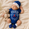 Bebé dormido usando conjunto Nike Air Jordan PSG azul sobre manta beige premium