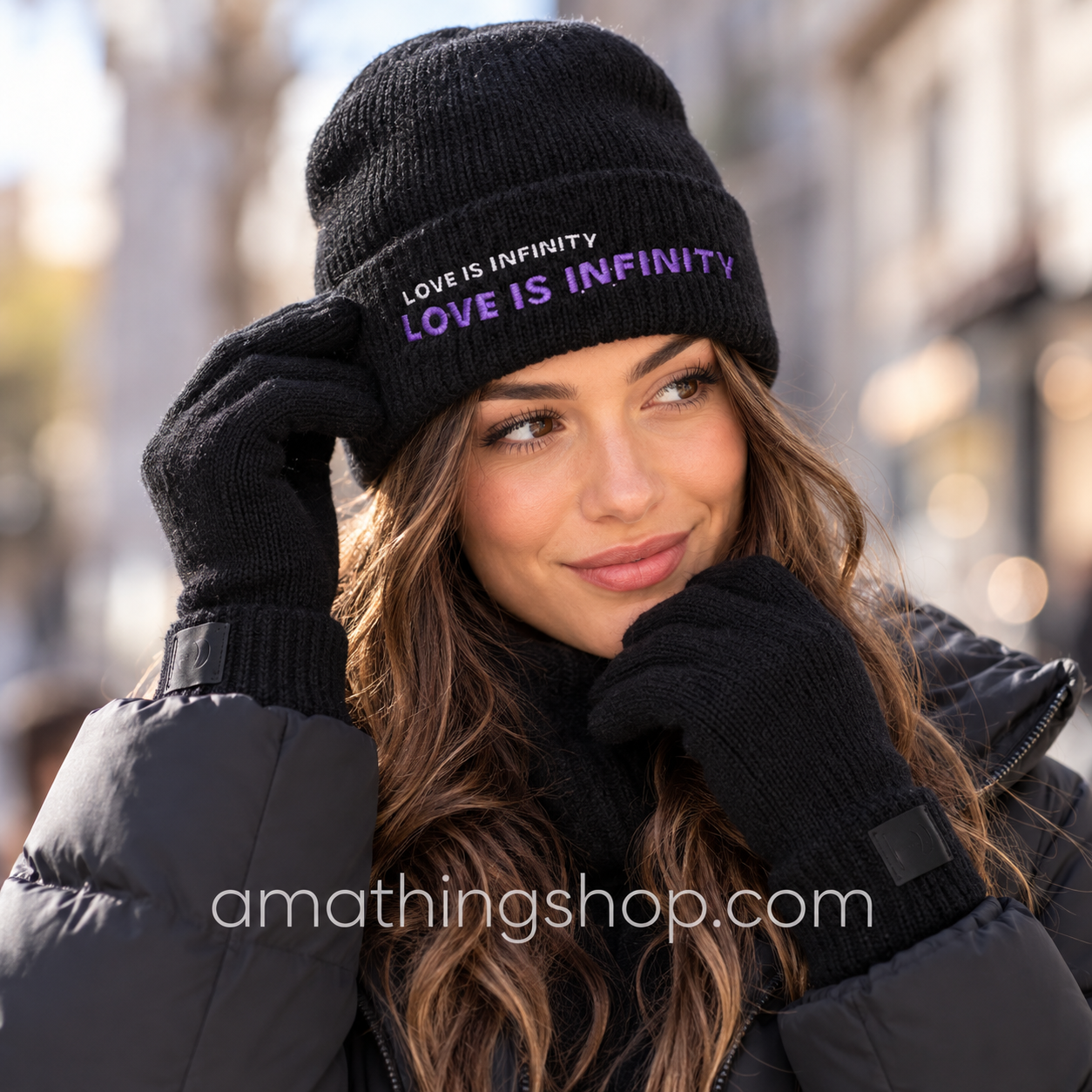 Mujer con gorro negro Desigual Love Is Infinity y guantes negros a juego en un look de invierno