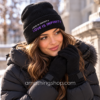 Mujer con gorro Desigual Love Is Infinity negro y guantes a juego durante un paseo de invierno