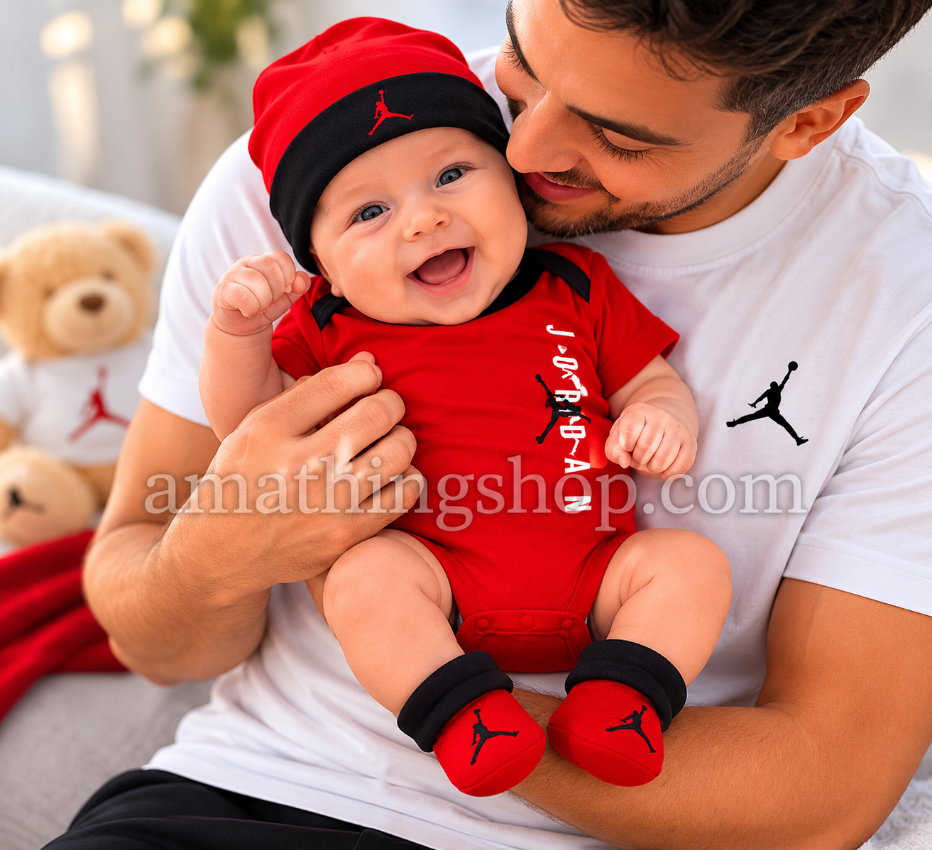 Padre sosteniendo a su bebé recién nacido con conjunto Jordan rojo de body, gorro y patucos.