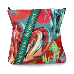 👜 El bolso Desigual Valhalla Miami multicolor para mujer es una bandolera original y muy llamativa pensada para quienes buscan un bolso cómodo, ligero y con mucho estilo para el día a día. Su diseño artístico en vivos colores convierte este bolso Desigual en una pieza especial que aporta personalidad a cualquier look casual, urbano o de viaje. Muchas mujeres buscan un bolso bandolera Desigual mujer que sea práctico pero también diferente, con un diseño que no pase desapercibido. Este modelo destaca precisamente por eso: combina formato cómodo tipo crossbody, tamaño funcional y un estampado arty multicolor que encaja muy bien con outfits básicos, denim, looks de primavera-verano o conjuntos neutros que necesitan un toque de color. Si buscas un bolso Desigual multicolor pequeño para llevar cruzado, viajar ligera o usar a diario, este Valhalla Miami es una opción muy completa. Su tamaño aproximado de 28 x 20 x 4 cm permite llevar móvil, cartera, llaves, documentación y pequeños imprescindibles sin cargar peso de más, manteniendo un formato plano, cómodo y fácil de llevar. ✨ Además, su estética artística tipo pincelada lo convierte en una opción muy atractiva para mujeres que quieren un bolso original, colorido y diferente, con ese estilo creativo tan reconocible de Desigual. Es perfecto tanto para regalar como para darte un capricho si buscas una pieza con diseño especial y aire moderno. ✨ Características principales Bolso bandolera Desigual Valhalla Miami para mujer en color multicolor. Diseño arty con estampado artístico de efecto pincelado en tonos vivos. Formato cómodo tipo bandolera o bolso cruzado para uso diario. Medidas aproximadas: 28 cm aproximadas x 20 cm aproximadas x 4 cm aproximadas. Exterior en material sintético con interior forrado en algodón. Cierre principal con cremallera para mayor seguridad. Bolsillo interior con cremallera para organizar objetos personales. Correa larga de lona ajustable y desmontable con mensaje estampado. Formato ligero y práctico para llevar móvil, cartera, llaves y básicos del día a día. Modelo: 21SAXABJ/4014. EAN: 8445110144510. 💥 ¿Por qué elegir este bolso? Perfecto si buscas un bolso Desigual original para mujer que destaque por su diseño. Ideal como bolso bandolera pequeño para llevar lo imprescindible con comodidad. Su estampado multicolor ayuda a dar vida a looks neutros, básicos o monocromos. Muy práctico para diario, paseos, escapadas, viajes o salidas informales. La correa ajustable permite llevarlo cruzado o al hombro según prefieras. Su formato plano resulta cómodo para moverte ligera sin renunciar al estilo. Bolso perfecto para mujeres que quieren un accesorio creativo, moderno y diferente. Muy buena opción como regalo para mujer por su diseño vistoso y fácil de combinar. Diseño Desigual con aire artístico, colorido y muy reconocible. Modelo cada vez más difícil de encontrar en tiendas. 🔥 Última unidad disponible. Este bolso Desigual Valhalla Miami multicolor es una opción muy interesante para quienes buscan una bandolera mujer con estilo arty, formato cómodo y diseño diferente. Un bolso ligero, funcional y llamativo que aporta color, personalidad y practicidad en cualquier momento del día. Modelo: 21SAXABJ/4014EAN: 8445110144510