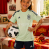Camiseta niña Selección Española Adidas oficial FI6276 Niña de 8 años con camiseta oficial Selección Española Adidas FI6276 verde menta sosteniendo un balón de fútbol